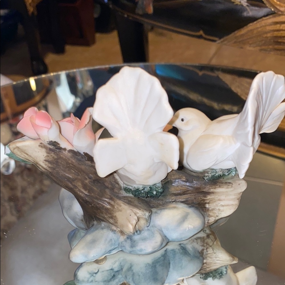 Box41 Capodimonte Italy Porcelain Doves with Pink Roses Figurine - Picture 6 of 6